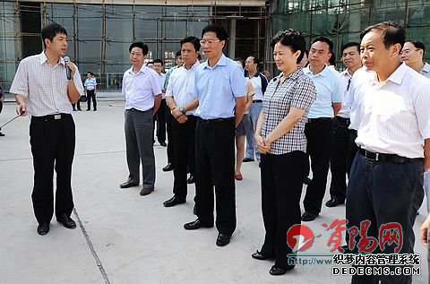 钟勉强调:坚持产村相融发展 整体推进新村建设