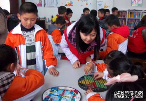 心手相牵情暖农民工子女
