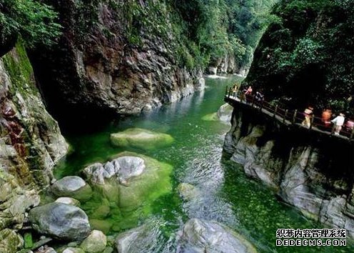 绿水青山笑春风 生态之都展笑颜