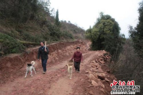 湖北宜昌“现代愚公”耗尽家财举债修路