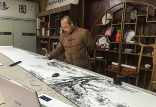 余水清老师在作画