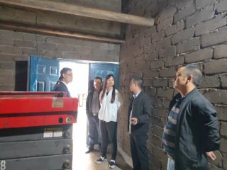 调研组实地察看高架村腊肉加工厂
