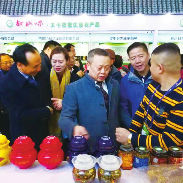 黎兆武（左二）调研甜城味特色农产品