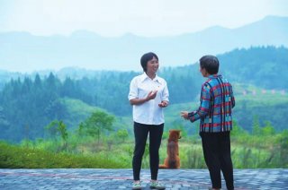 陈建清（左）和百姓交流
